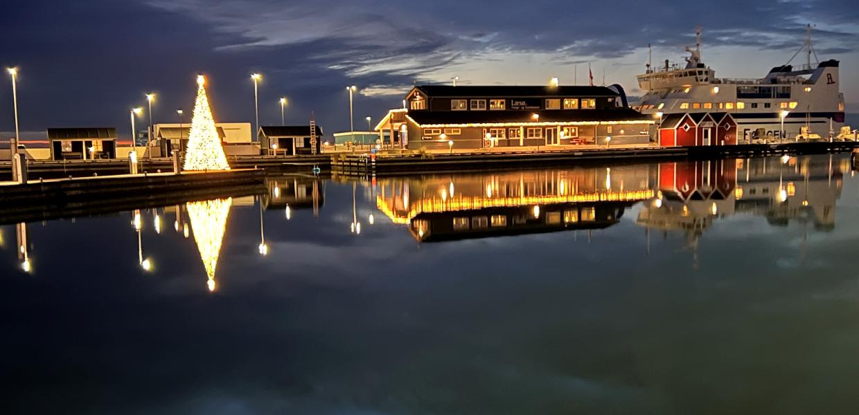 Jul i Vesterø Havn - juletræ og færgekontor